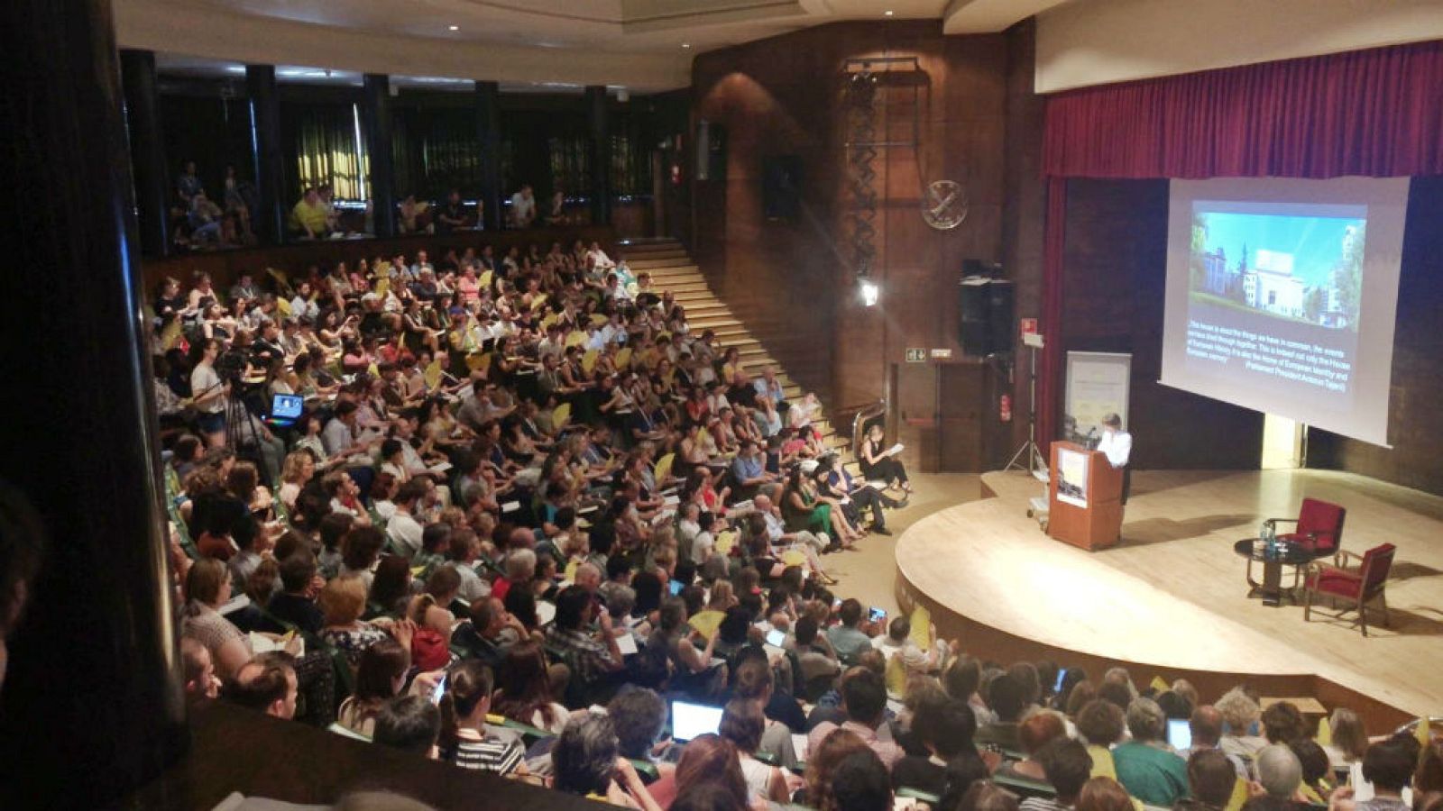 Por tres razones - Memoria histórica, quizás no sea bueno que olvidemos lo que fuimos - Escuchar ahora