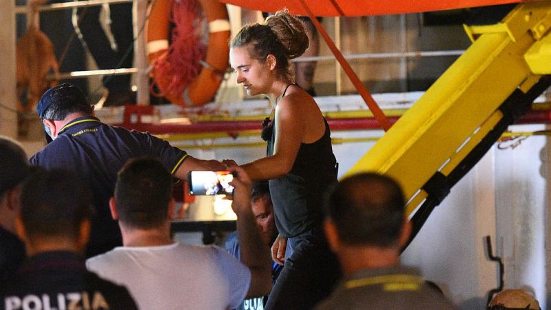 La capitana del Sea Watch, Carola Rackete,  se encuentra en arresto domiciliario - Escuchar ahora