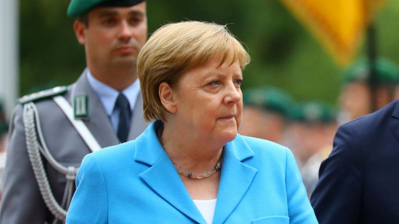 14 horas - Merkel vuelve a sufrir temblores en un acto público
