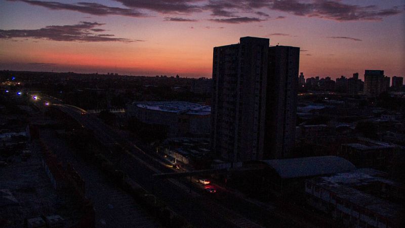 Las mañanas de RNE con Íñigo Alfonso - Venezuela empieza a recuperar la luz después de un nuevo apagón - Escuchar ahora