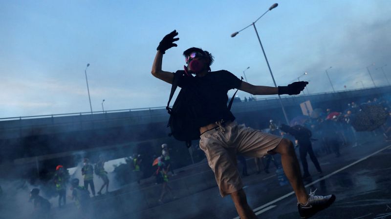 En Hong Kong un domingo más de violencia por las protestas en la calle - Escuchar ahora