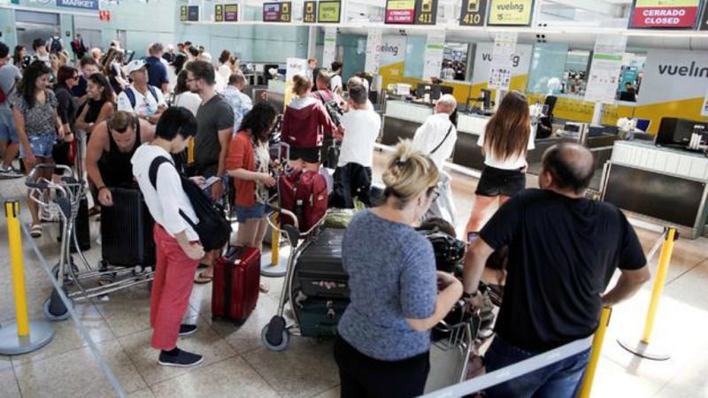 Las mañanas de RNE con Íñigo Alfonso - 143 vuelos cancelados en el El Prat durante el fin de semana - Escuchar ahora