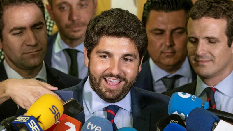 Boletines RNE - López Miras toma posesión con la promesa de servir a los murcianos "amen a quien amen y recen a quien recen" - Escuchar ahora