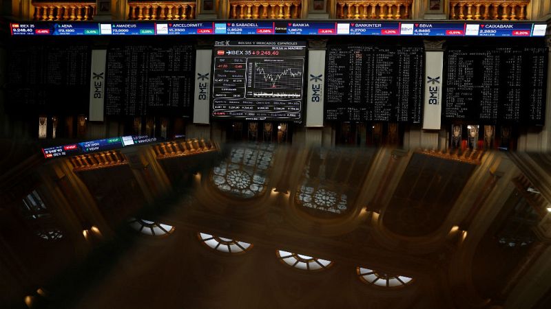 El Ibex 35 pierde los 9.000 puntos en una de las peores jornadas del año - Escuchar ahora