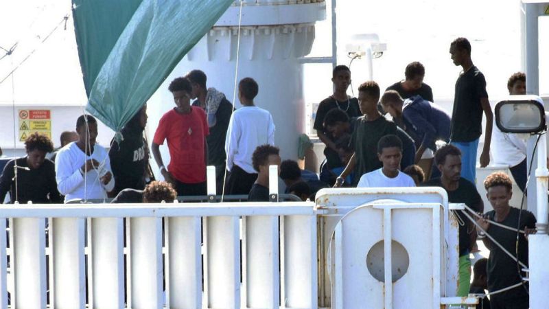 14 horas - Italia autoriza el desembarco de un centenar de inmigrantes