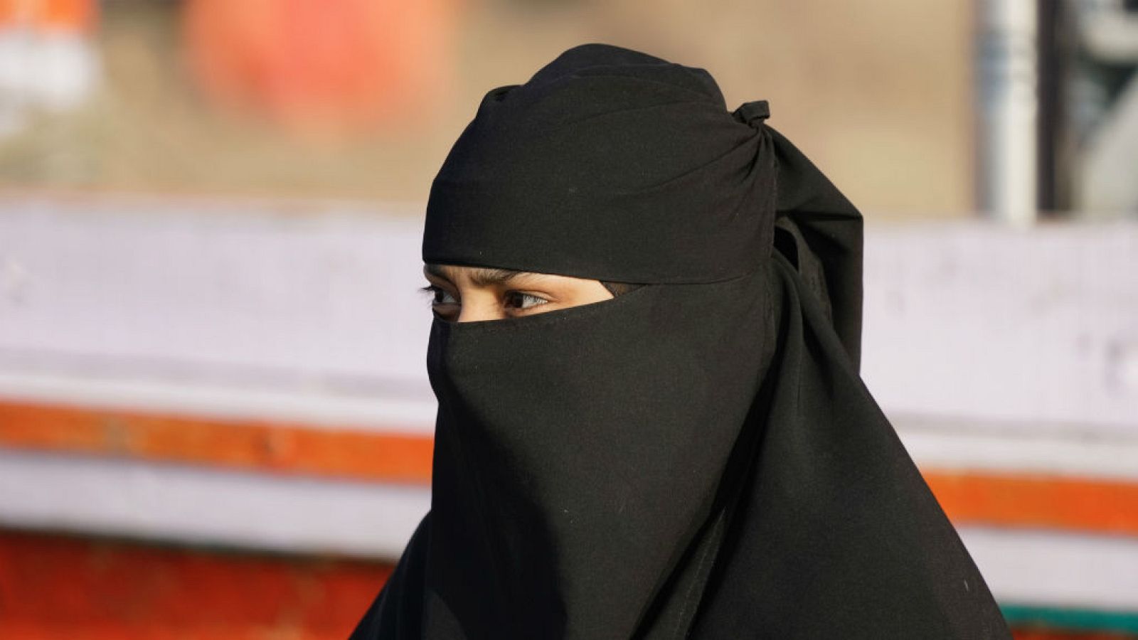 14 horas - Holanda aplica un veto parcial a velos que cubran el rostro - escuchar ahora