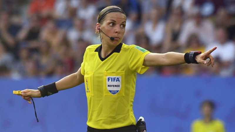 14 horas - La árbitra Stéphanie Frappart dirigirá la Supercopa de Europa - Escuchar ahora