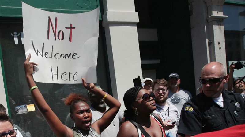 Trump llega a Dyton tras el tiroteo en medio de protestas - 24 horas | Escuchar