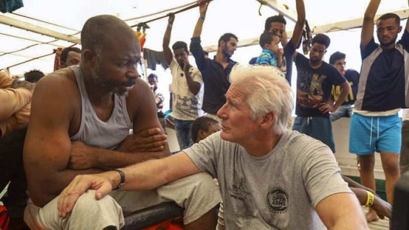 14 horas - Richard Gere lleva víveres al 'Open Arms'