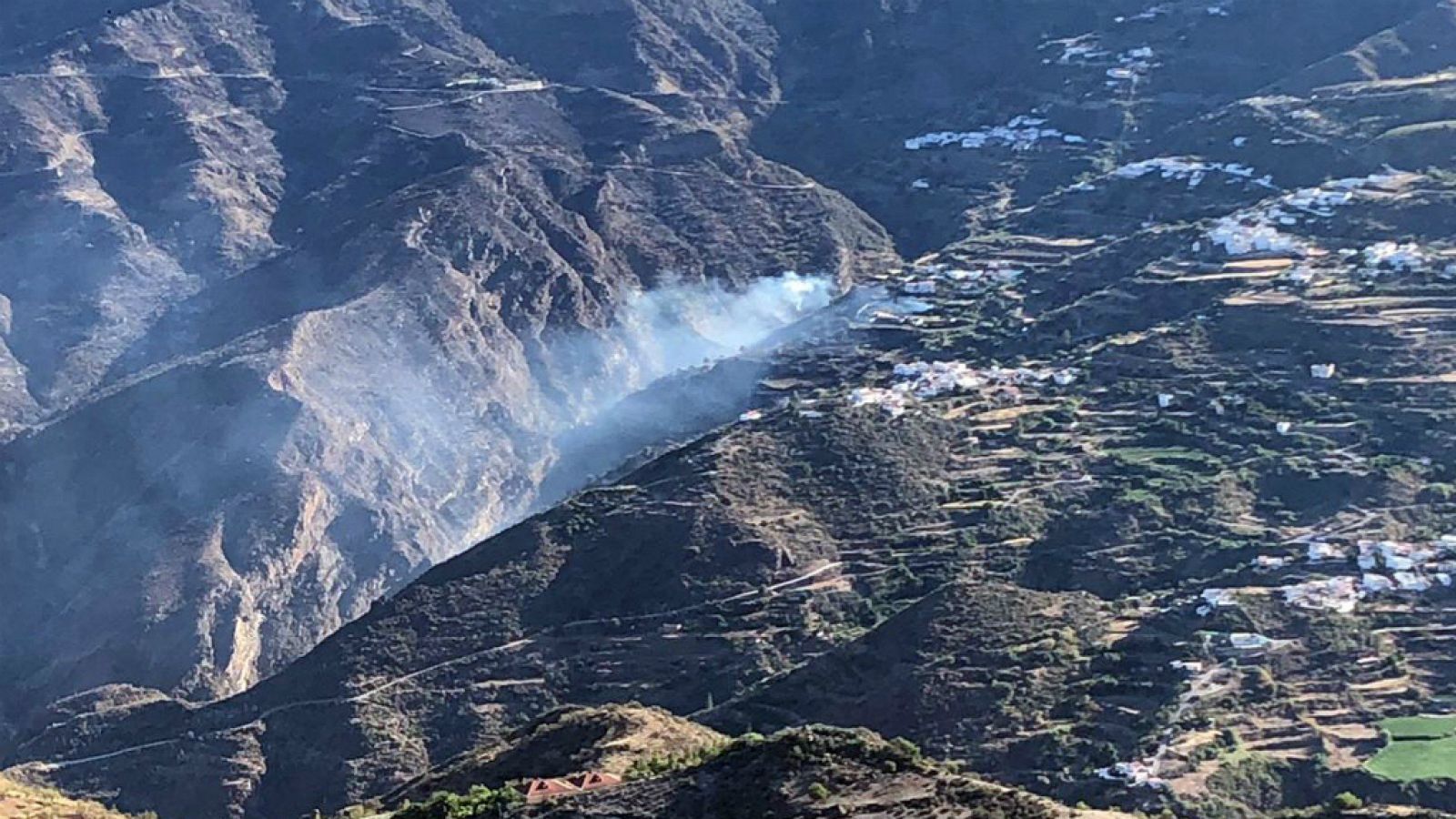 14 horas - El incendio de Gran Canaria sigue sin control y ha quemado ya 1.500 hectáreas - Escuchar ahora