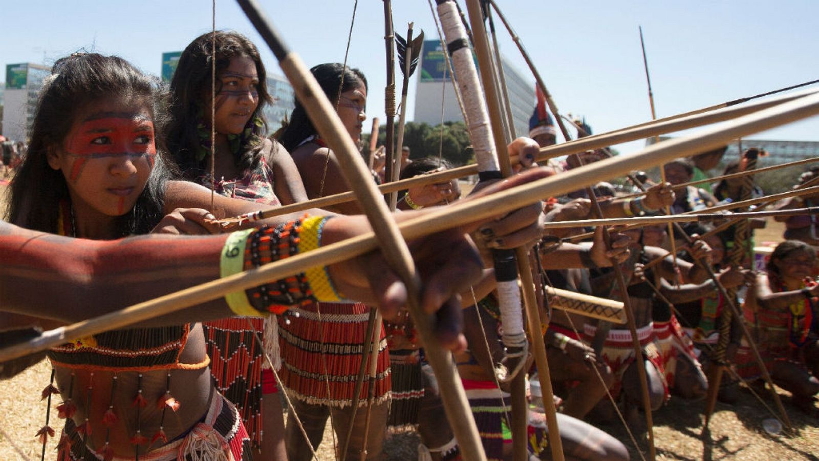 14 horas - Miles de mujeres indígenas piden a Bolsonaro políticas de igualdad