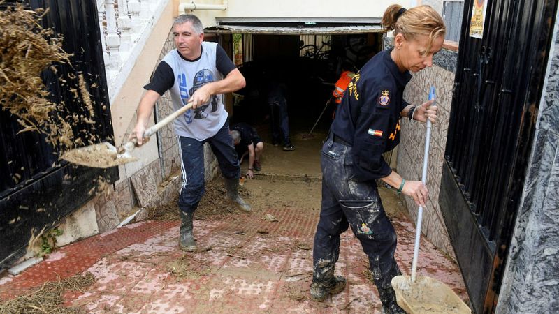 24 horas fin de semana - 20 horas - En Andalucía Moreno al igual que Sánchez visita las zonas afectadas y ofrecen ayuda a los afectados - Escuchar ahora