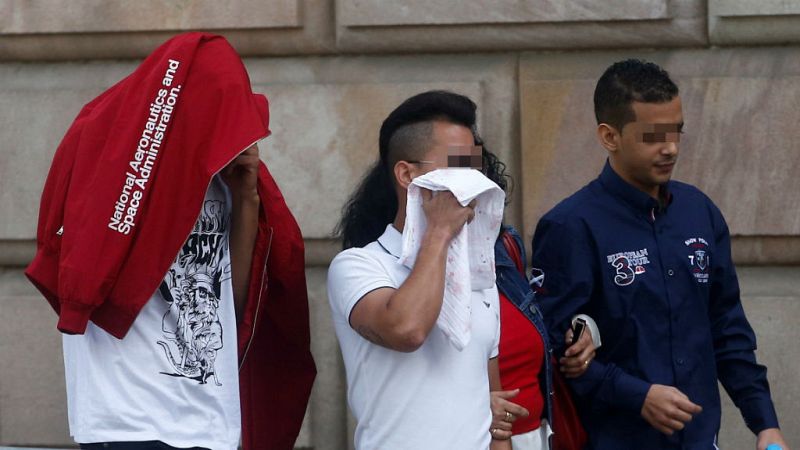 Boletines RNE - Elevan a agresión sexual la violación grupal a una menor en Manresa - Escuchar ahora