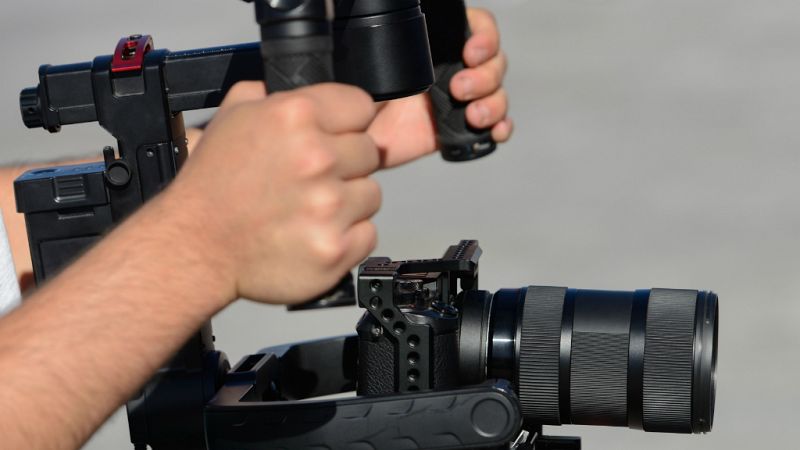 Boletines RNE - Detenido un fotógrafo profesional por hacer fotos pornográficas a 43 menores - Escuchar ahora