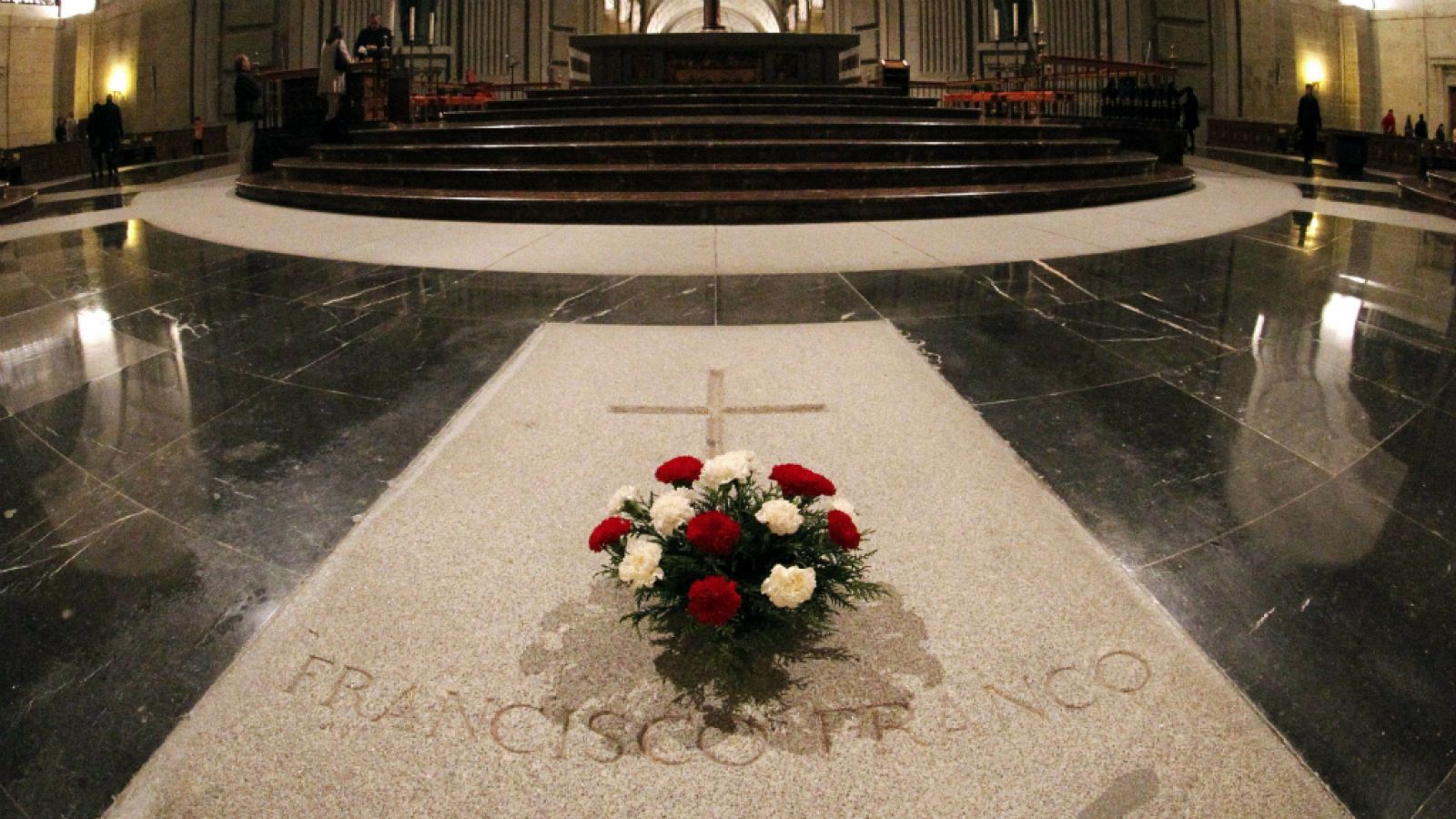 14 horas - ¿Cuándo comenzaría la exhumación? - Escuchar ahora