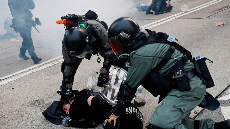 14 horas fin de semana - Caos nuevamente en Hong Kong por los enfrentamientos entre manifestantes y policía - Escuchar ahora