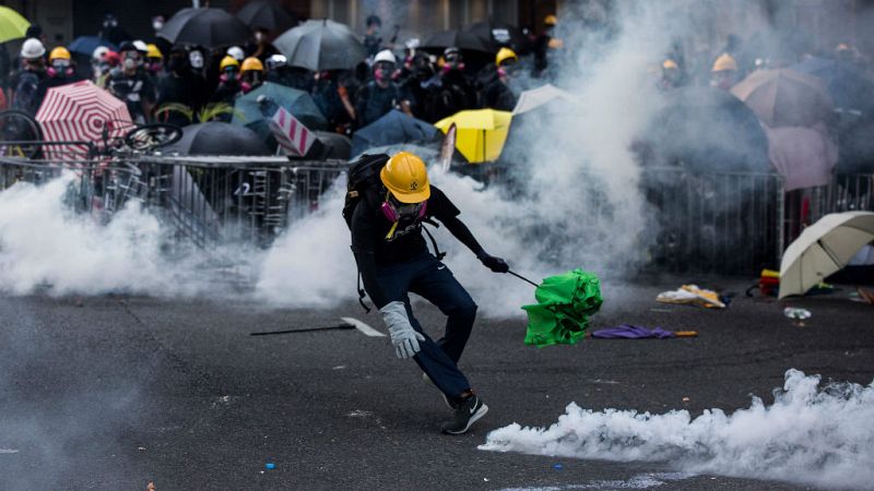 Boletines RNE - Un manifestante herido en Hong Kong en los enfrentamientos con la policía