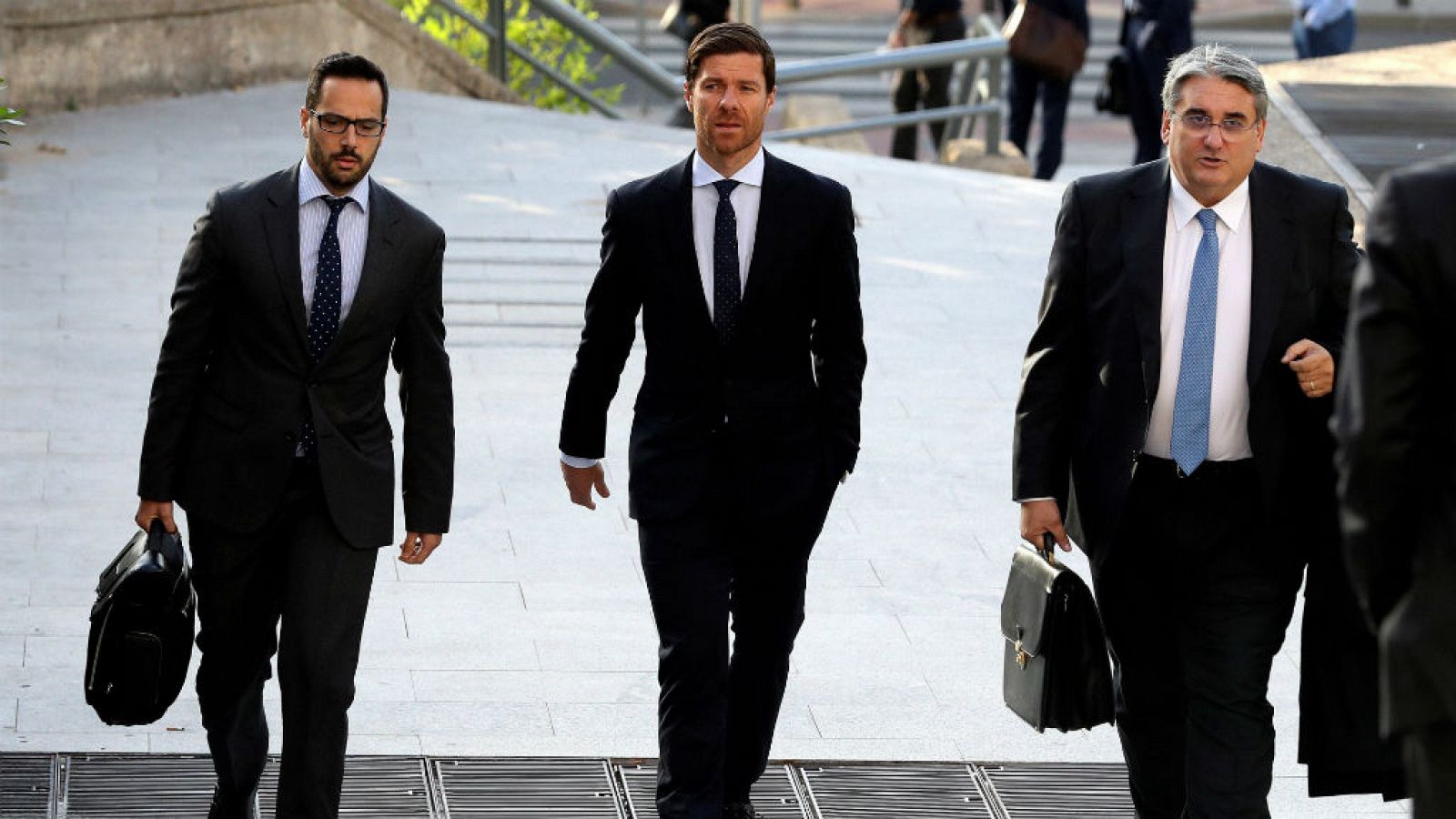 Boletines RNE - Xabi Alonso se sienta en el banquillo por presunto fraude fiscal - Escuchar ahora