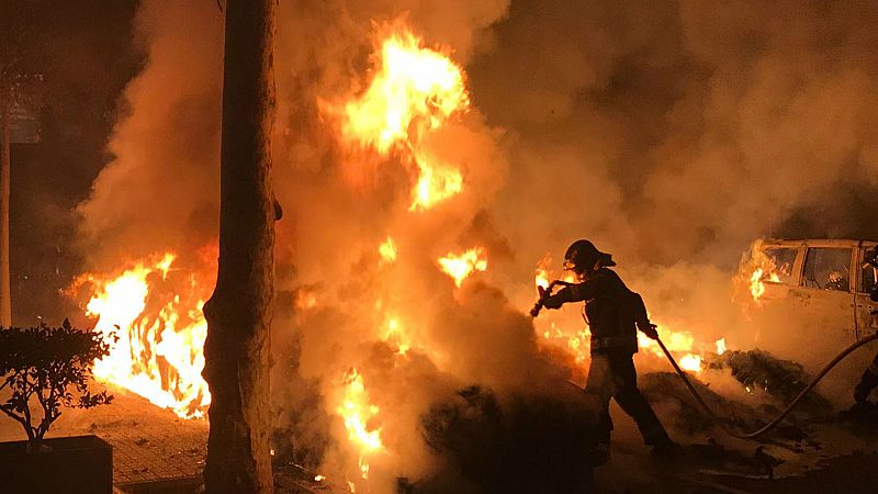 24 horas - Quema de coches y corte de carreteras en una nueva jornada de disturbios en Barcelona - Escuchar ahora