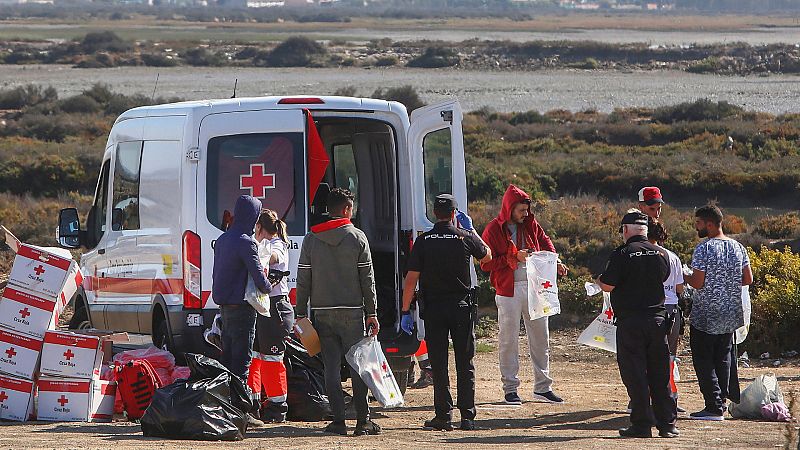 Boletines RNE - 105 migrantes alcanzan la costa andaluza en dos embarcaciones - Escuchar ahora