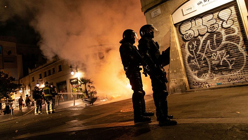 Las mañanas de RNE con Íñigo Alfonso - Un bombero se niega a apagar una barricada - Escuchas ahora