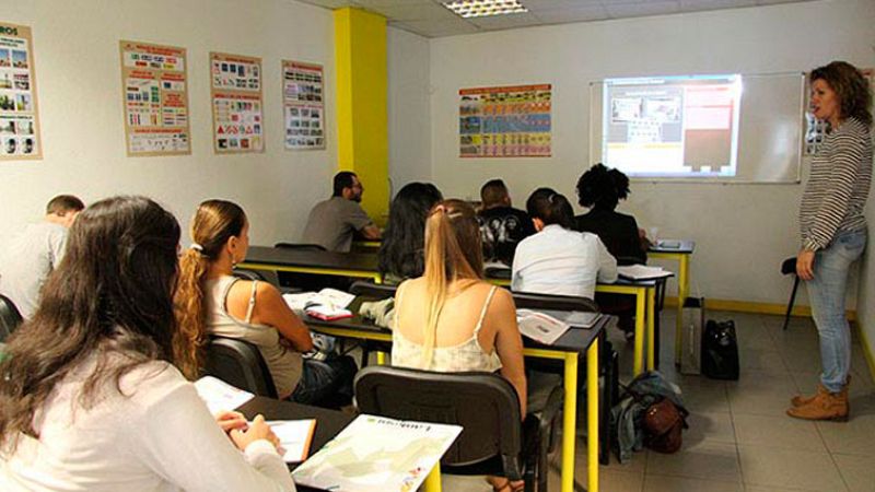 Las mañanas de RNE con Íñigo Alfonso - Las autoescuelas digitales, contra la obligatoriedad de asistencia a clase - Escuchar ahora