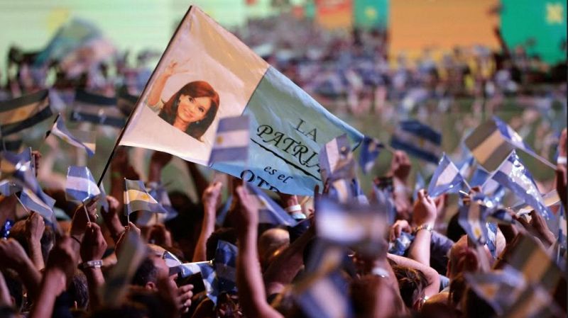 Crónica internacional - El kirchnerismo vuelve a dirigir Argentina - Escuchar ahora