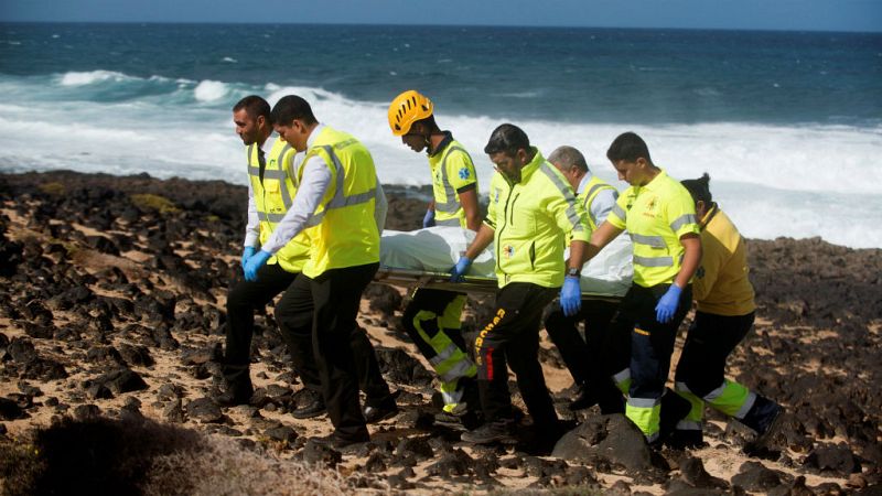 Boletines RNE - Ya son ocho los cuerpos localizados tras volcar su patera en Lanzarote - Escuchar ahora