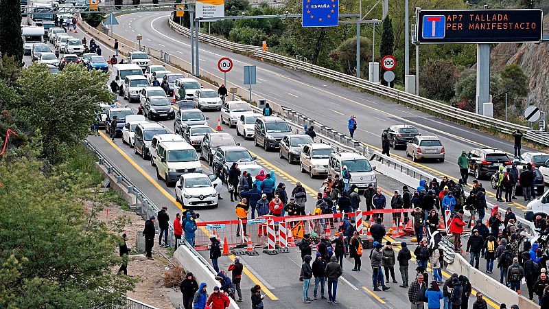 Las mañanas de RNE con Íñigo Alfonso - Los transportistas cifran en más de 15 millones las pérdidas por el corte en La Jonquera - Escuchar ahora
