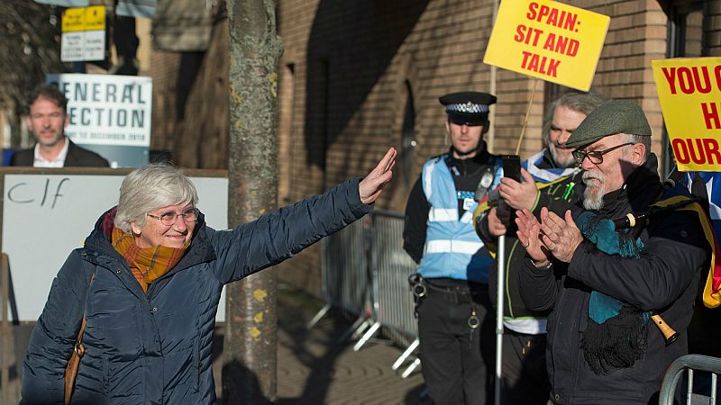 14 horas - Ponsatí se entrega a la policía escocesa