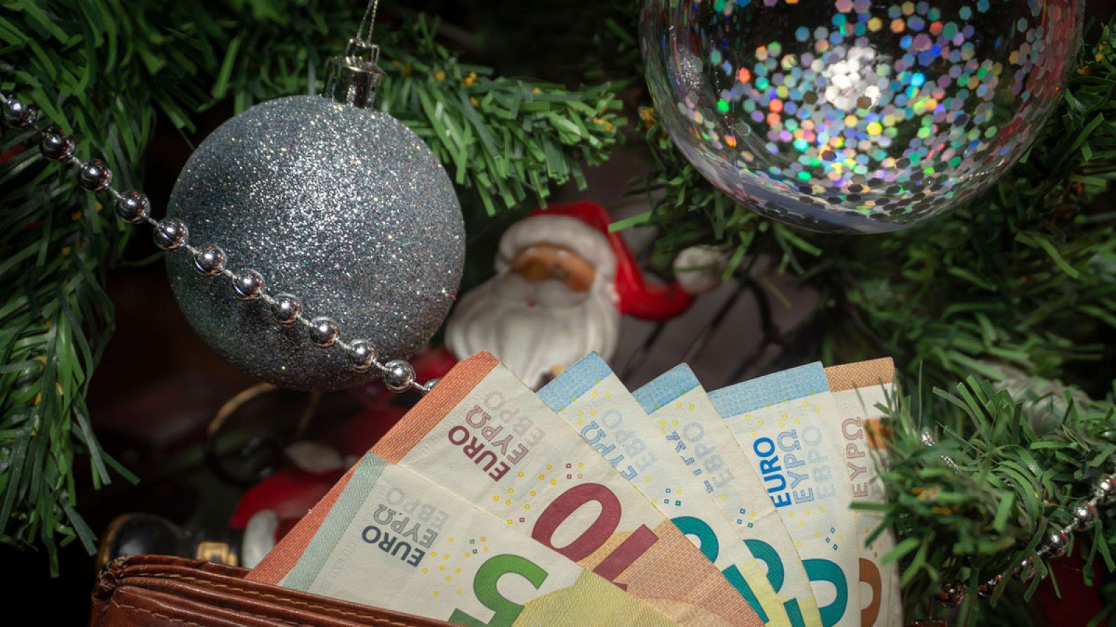 Cuña en la que una hermana reparte lotería como su difunto padre