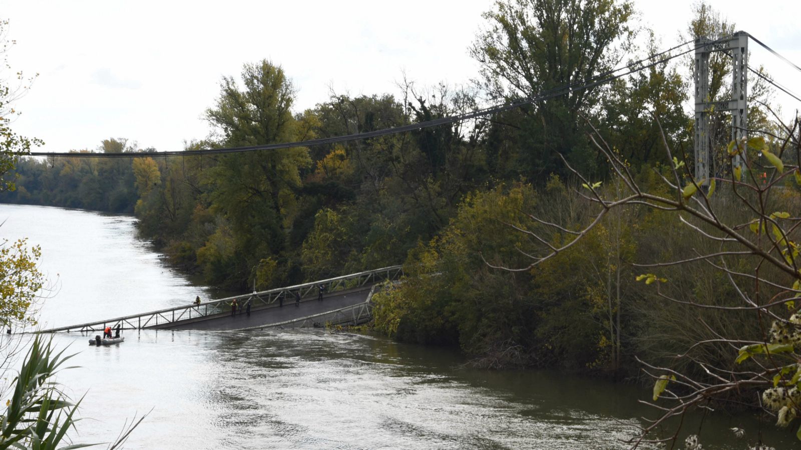 Boletines RNE - Un puente colgante se hunde en Toulouse - Escuchar ahora