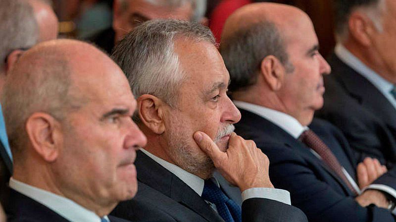 14 horas - Chaves y Griñán, dos históricos del PSOE "responsables del fraude"