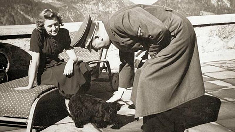 14 horas - Polémica en Alemania por la subasta de sombreros y trajes de Hitler y Eva Braun - Escuchar ahora