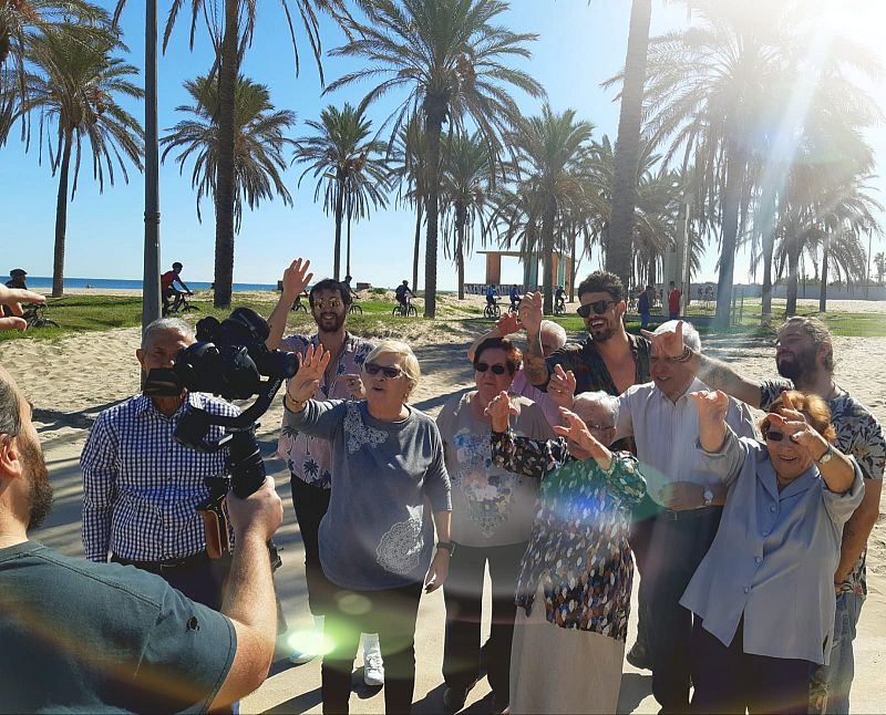 Informativos Comunidad Valenciana - "Sólo si es contigo" del coro Les Veus de la Memòria y Bombai - 28/11/19