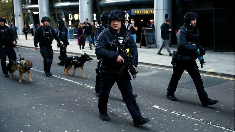 Boletines RNE - La policía abate a un hombre tras un ataque con cuchillo en el Puente de Londres