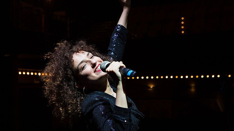 Solamente una vez - Para ser mujer eres bastante graciosa - Escuchar ahora