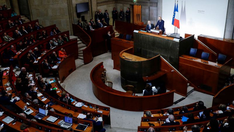 Boletines RNE - Macron cede y rebaja en parte su polémica reforma de las pensiones