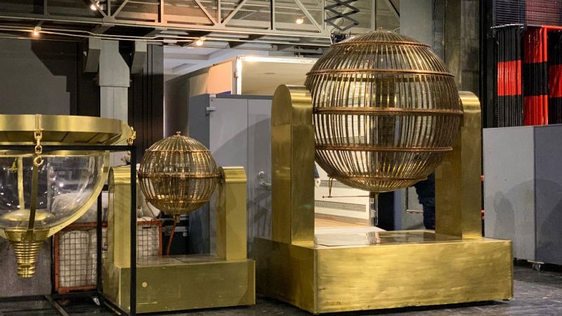 14 horas - Ya están en el Teatro Real los bombos de la Lotería de Navidad - Escuchar ahora