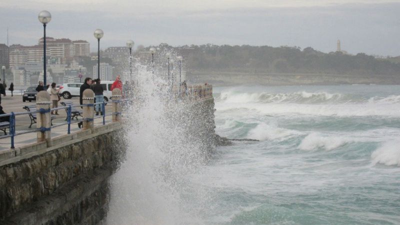 Boletines RNE - 37 comunidades en alerta por el temporal que afecta especialmente al Cantábrico - Escuchar ahora