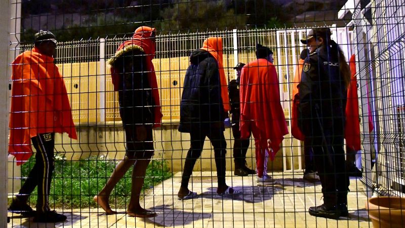 Las mañanas de RNE con Íñigo Alfonso - 100 personas sin localizar a la deriva en el Mar de Alborán - Escuchar ahora