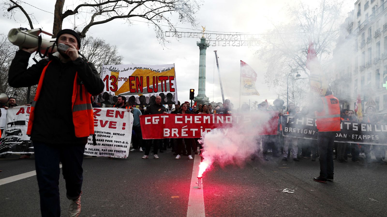 14 horas - Huelga multitudinaria con cortes de luz en Francia - Escuchar ahora
