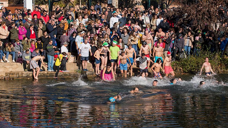 Boletines RNE - Despiden el año con un reto al frío bajo el agua en Ciudad Real - Escuchar ahora