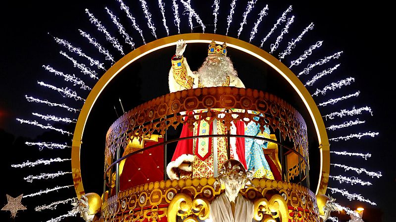 Boletines RNE - Los Reyes Magos arrancan su peregrinaje a Cibeles con 1.800 kilos de dulces - Escuchar ahora