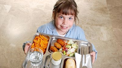 Boletines RNE - Los alumnos comen en el bar mientras esperan un comedor en su colegio - Escuchar ahora