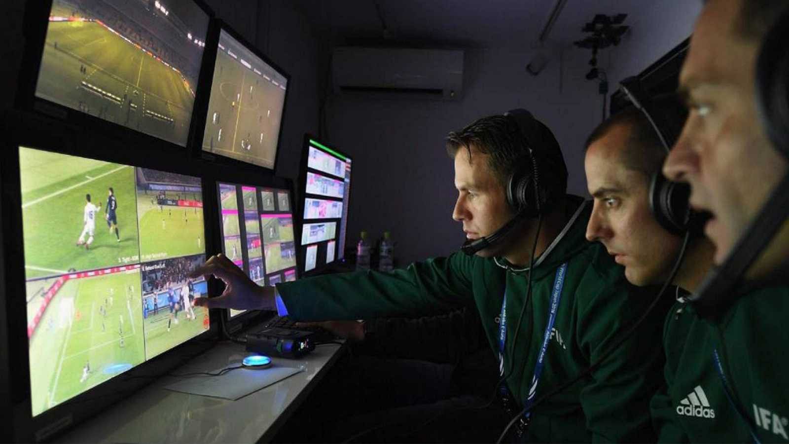 Carlos Clos: "La Liga es quien decide si implementar el VAR". Escuchar ahora.