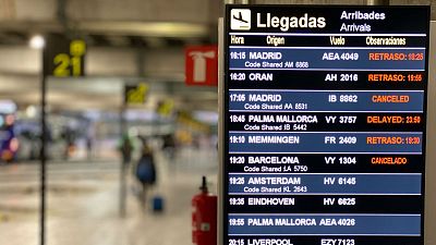 Boletines RNE - El aeropuerto de Alicante-Elche sigue cerrado tras el incendio que sufri� - Escuchar ahora