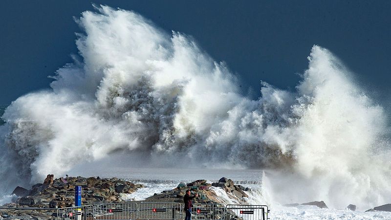 24 horas - La borrasca Gloria deja tres muertos y varios municipios aislados - Escuchar ahora