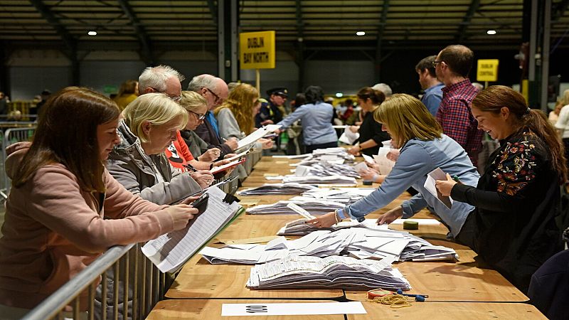 14 horas fin de semana - El Sinn Féin podría romper con el bipartidismo en Irlanda que recuenta votos - Escuchar ahora