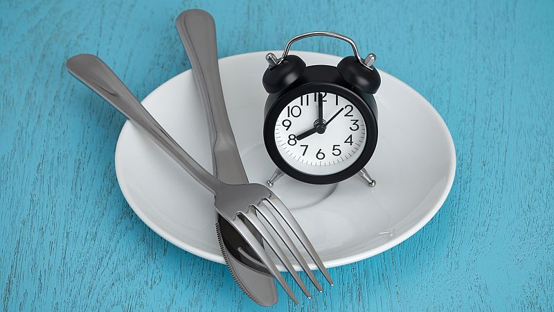 Con bata blanca - Críticas infundadas al ayuno intermitente - 14/02/20 - escuchar ahora